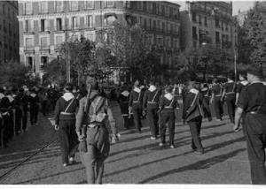 Banda de música participant a la desfilada de milicians celebrada [durant la cerimònia de benvinguda al vaixell soviètic Ziryanin], a Barcelona