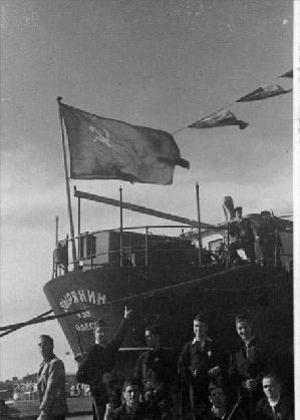 Combatents republicans al moll de la Barceloneta davant del vaixell soviètic Ziryanin, al port de Barcelona