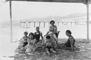 Família Serra de Budallés a la platja, a Portbou