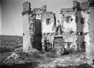 Excursionistes a una fortificació a Osona