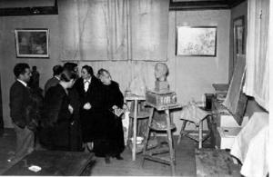 Eugènia Lamarca, vídua Macià, durant una visita al taller de l'escultor Martí Llauradó, a Barcelona