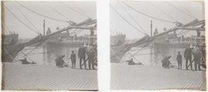 Retrat d'un grup d'homes a un moll del port de Barcelona