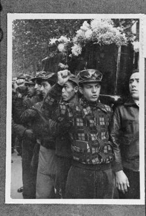 Fèretre de Buenaventura Durruti portat a coll per integrants de la columna Durruti, a Barcelona
