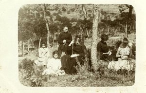 Dones i nenes als terrenys de Can Ponçgem, a la Palma de Cervelló.