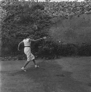 Noia jugant al tennis [al balneari de la colònia Perramon, a Ribes de Freser]