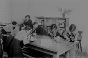 Alumnes de l'Institut-Escola treballant amb microscopis a una sala del centre.