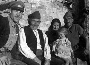 Família de Siétamo amb dos combatents de les milícies catalanes, al front d'Osca