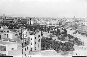 Vista de Barcelona des de la plaça Catalunya.