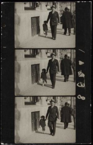 Hermenter Serra de Budallés passejant amb la seva filla Pepa Maria Serra de Budallés, a Barcelona