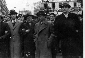 Presidència del seguici fúnebre de Buenaventura Durruti al seu pas per plaça Catalunya, a Barcelona