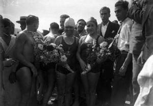 Lliurament d'un ram de flors a dues nedadores guanyadores a una cursa de natació
