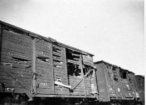 Danys causats als vagons d'un tren per un bombardeig aeri, a la zona de Portbou i Colera
