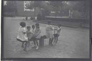 Jocs infantils a un parc públic