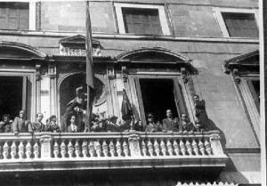 Lluís Companys al balcó del palau de la Generalitat durant la formació de les tropes del Batalló de la Mort a la plaça, a Barcelona