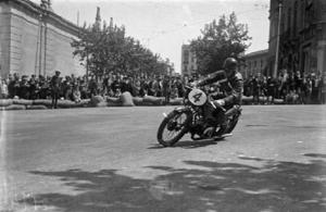 Pilot disputant el II Gran Premi Barcelona de motociclisme al circuit de Montjuïc