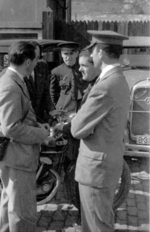 Josep Maria Sagarra amb un grup d'homes