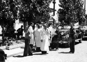 Grup de sanitaris de la Creu Roja reunits al carrer abans de marxar cap al front d'Aragó amb les primeres columnes de combatents, a Barcelona