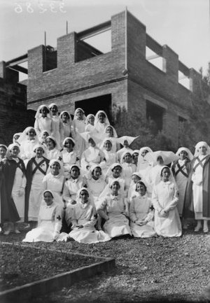 Dones diplomades a l'escola d'infermeres de l'Hospital de la Creu Roja de Barcelona..
