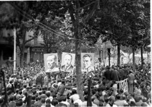 Participants a una manifestació commemorativa de l'Onze de Setembre duent retrats de líders polítics, a Barcelona
