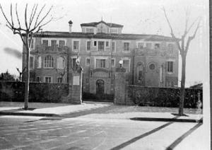 Façana principal de l'edifici del Sanatori de Nens Àngel Guimerà per a tuberculosos, a Esplugues de Llobregat