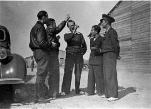 Francesc Josep de Liechtenstein parlant amb uns combatents republicans durant la seva visita a un campament, al front d'Aragó