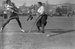 Jugada a un partit de hoquei femení disputat entre el Polo Jockey Club i el Club Femení d'Esports.