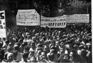 Multitud assistent als actes commemoratius de l'Onze de Setembre duent pancartes amb lemes, a Barcelona