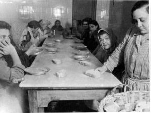 Dones dinant al menjador d'un centre assistencial [per a malalts psíquics, a Barcelona]