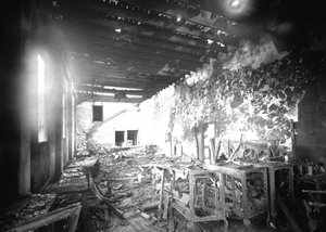 Fàbrica de pianos de Josep Bayona incendiada.