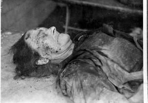 Cadàver d'un anciana, víctima del bombardeig efectuat pel vaixell italià Eugenio di Savoia sobre Barcelona, a una sala [de l'Hospital Clínic]