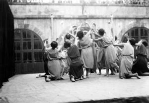 Alumnes de l'Institut-Escola interpretant una dansa inspirada en la Grècia clàssica durant una festa de fi de curs.