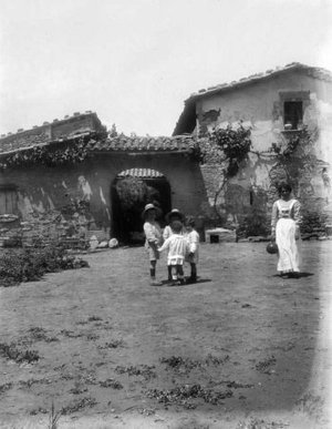 Llorenç Miquel Serra jugant amb les seves cosines, a Capellades