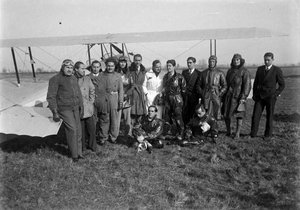 Grup de pilots davant d'un biplà