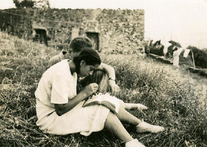 Dos alumnes de l'Institut-Escola llegint a l'aire lliure als terrenys de la masia Can Surell
