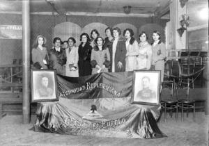 Grup de dones amb els retrat dels capitans Galán i Hernández