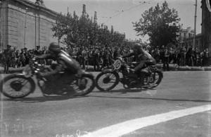 Pilots disputant el II Gran Premi Barcelona de motociclisme al circuit de Montjuïc