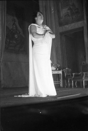 Dona cantant a un escenari.