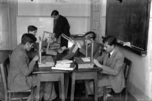 Alumnes de l'Institut-Escola fent treballs d'enquadernació a un aula del centre