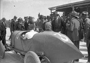 Alfonso XIII saluda a un del pilots participant a la carrera d'automòbils celebrada a l'Autòdrom de Terramar