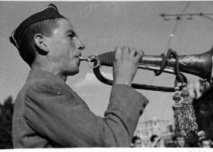 Corneta tocant a la desfilada de milicians celebrada [durant la cerimònia de benvinguda al vaixell soviètic Ziryanin], a Barcelona