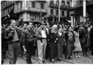 Família i amics de Buenaventura Durruti acompanyant el seguici fúnebre al seu pas per les Rambles, a Barcelona
