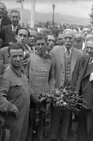 Alfredo Bovet, guanyador de la cursa XV Volta ciclista a Catalunya, es felicitat per Francesc Macià i Lluis Companys