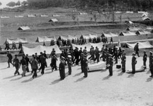 Nous reclutes, amb una pala a l'espatlla, al primer camp d'instrucció militar durant la seva inauguració, a Sant Cugat del Vallès