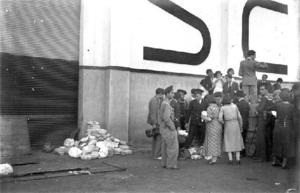 Familiars de detinguts pels anomenats Fets d'Octubre de 1934 al port de Barcelona.