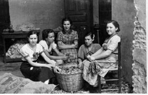 Dones preparant verdures, a la reraguarda del front [d'Aragó]