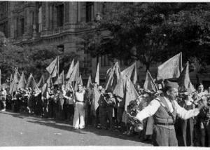 Assistents a la desfilada de milicians celebrada [durant la cerimònia de benvinguda al vaixell soviètic Ziryanin], a Barcelona