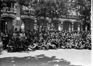 Grup d'alumnes i instructors al pati d'una escola militar
