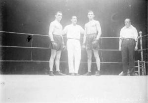 El filipí Luis logan i el frances Albert Lepesant abans de disputar un combat de boxa