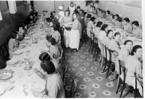 Noies dinant al menjador [d'un centre assistencial per a joves]