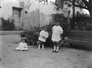 Llorenç, Hermenter i Maria Dolors Miquel Serra al jardí de la casa de la família Serra, a Igualada